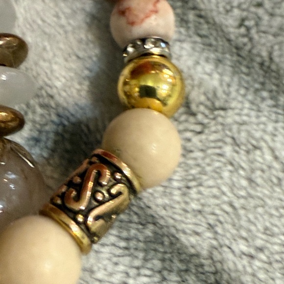 Elegant Beaded Bracelet Set in Gold and Cream - Picture 5 of 8